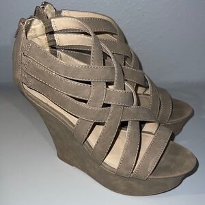 Yasmin high wedges size 7.5 Taupe zippered back tan hes zipper back platforms